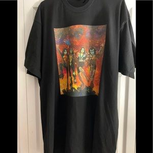 BRAND NEW KISS TEE XXL..